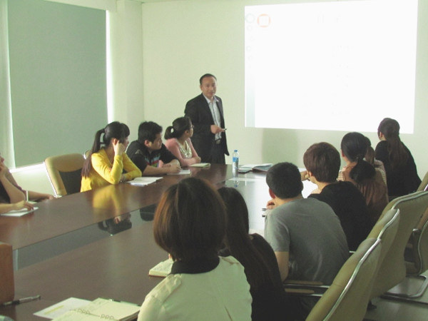 2013年4月24日，正睿老師對佳樂公司進行倉儲管理的培訓(xùn)